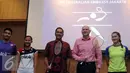 Ketua Umum PBSI, Gita Wirjawan (tengah) bersama Dubes Australia untuk Indonesia, Paul Grigson mengangkat raket jelang laga eksebisi di Kedubes Australia, Jakarta, Kamis (26/5/2016). (Liputan6.com/Helmi Fithriansyah)