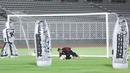 Kiper Timnas Indonesia, Emil Audero Mulyadi, berusaha menangkap bola saat sesi latihan jelang lawan Bahrain di Stadion Madya, Jakarta, Minggu (23/3/2025). (Bola.com/M Iqbal Ichsan)