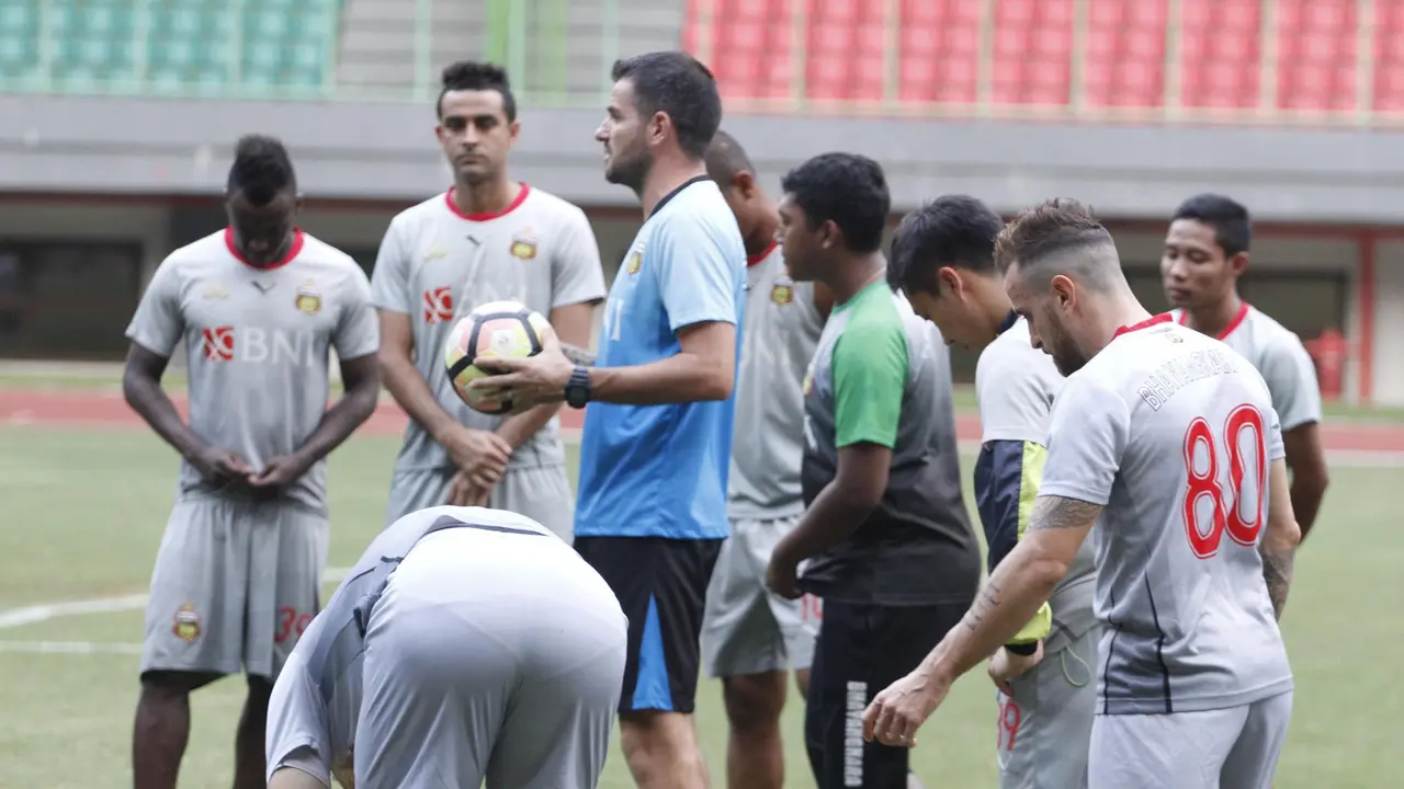Pelatih Bhayangkara FC Simon McMenemy (biru) sedang memimpin latihan (Istimewa)