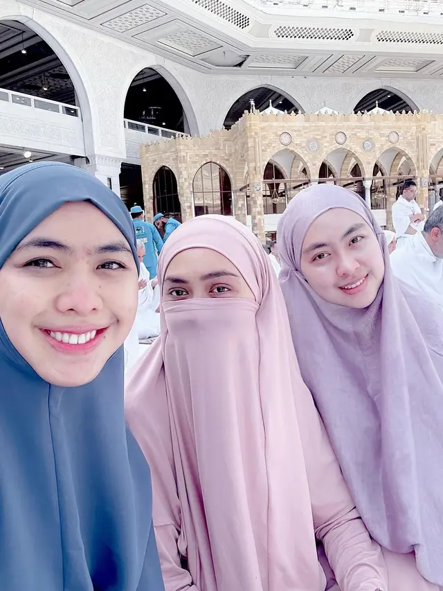 6 Gaya Ria Ricis Naik Haji Bersama Dua Kakaknya, Sibling Goals Tampil Kompak Kenakan Gamis dan Hijab Warna Pastel