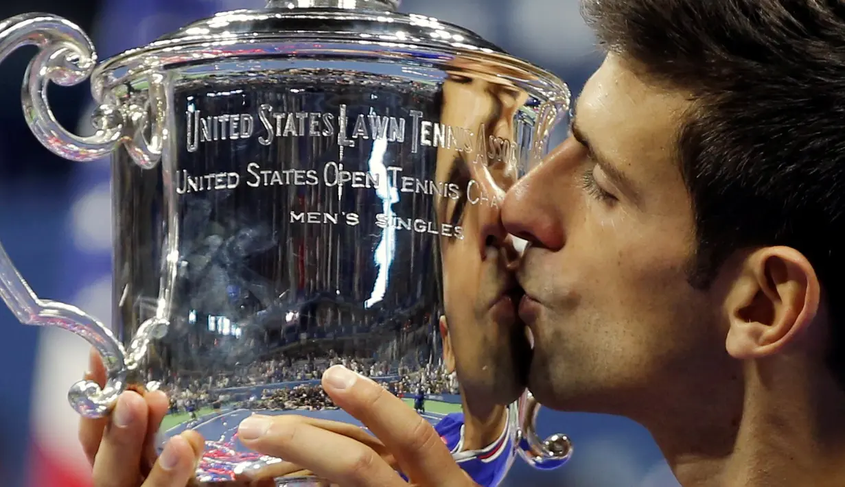 Petenis nomor satu dunia, Novak Djokovic, menjadi juara di turnamen Grand Slam AS Terbuka 2015 setelah mengalahkan Roger Federer pada partai final di lapangan Stadion Arthur Ashe, Senin (14/8/2015) pagi WIB. (Reuters/Carlo Allegri)