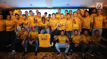 Pemain Bhayangkara FC berfoto bersama usai diluncurkan secara resmi di Jakarta, Jumat (23/2). Bhayangkara FC akan menggunakan lapangan PTIK Jakarta sebagai kandang di musim 2018. (Liputan6.com/Helmi Fithriansyah)