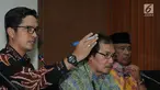Wakil Ketua KPK Saut Situmorang (Tengah) didampinggi juru bicara KPK Febri Diansyah (kiri) dan mantan Ketua KPK Taufiqurrahman Ruki (kanan) memberikan keterangan proses penyerahan diri Eddy Sindoro di KPK, Jakarta, Jumat (12/10). (Merdeka.com/Dwi Narwoko)