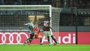 Pemain AC Milan, Mario Balotelli, saat mencetak gol ke-5 Milan ke gawang Alessandria dalam semifinal Coppa Italia di Stadion San Siro, Milan, Rabu (2/3/2016) dini hari WIB. (EPA/Daniele Mascolo)