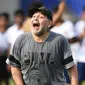 Legenda sepak bola, Diego Maradona, memberikan pelatihan kepada anak-anak di Barasat, Selasa (12/12/2017). Kunjungan ini dilakukan pria asal Argentina itu dalam rangkaian liburan. (AFP/Dibyangshu Sarkar)