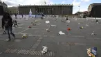 Seorang perempuan melewati mainan yang mewakili anak korban kekerasan selama protes di alun-alun Bolivar di Bogota, Kolombia, Senin (30/11/2020). Ratusan mainan, boneka, dan action figure diletakkan di Bolivar Square untuk memprotes kekerasan terhadap anak-anak. (AP Photo/Fernando Vergara)