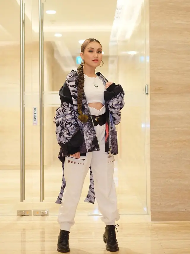 7 Gaya OOTD Ayu Ting Ting yang Curi Perhatian, Bak Idol K-Pop