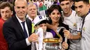 Di bawah tangan Zidane, Real Madrid secara sah menjadi klub yang pertama kali mengangkat si Kuping Besar 2 musim (2015/16 – 2016/17) berturut-turut. (AFP Photo)