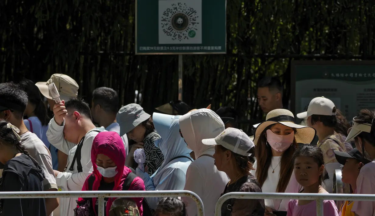 Pihak berwenang telah mengeluarkan peringatan kesehatan dan menangguhkan pekerjaan di luar ruangan.  (AP Photo/Andy Wong)