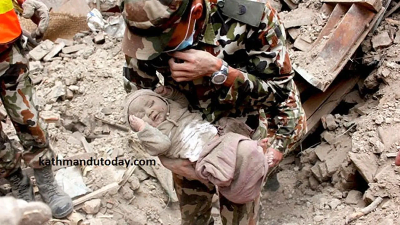 Terkubur 22 jam, bayi ini selamat dari gempa Nepal