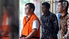 Tersangka dugaan korupsi proyek jalan di Kabupaten Jayapura, David Manibui (kiri) usai pemeriksaan lanjutan di Gedung KPK, Jakarta, Jumat (9/8/2019). Ia diperiksa sebagai tersangka suap pengadaan pekerjaan peningkatan di Jayapura APBD-P Pemprov Papua TA 2015. (Liputan6.com/Helmi Fithriansyah)
