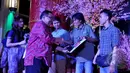 Pemberian hadiah kepada para juara saat pameran foto dan penyerahan Anugerah Pewarta Foto Indonesia 2013-2014 di Grand Indonesia, Jakarta, Sabtu (28/2/2015). (Liputan6.com/Faizal Fanani)