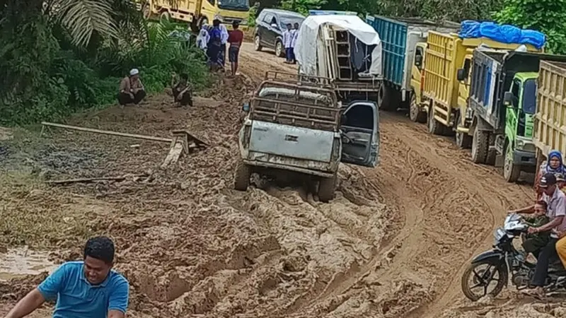 Kondisi jalan lintas selatan di Riau hancur lebur karena sering dilewati truk besar.
