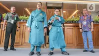 Bakal pasangan calon Anies Baswedan-Muhaimin Iskandar (Cak Imin) menyapa awak media sesaat sebelum menjalani tes kesehatan di RSPAD Gatot Soebroto, Senen, Jakarta Pusat, Sabtu (21/10/2023). (Liputan6.com/Angga Yuniar)