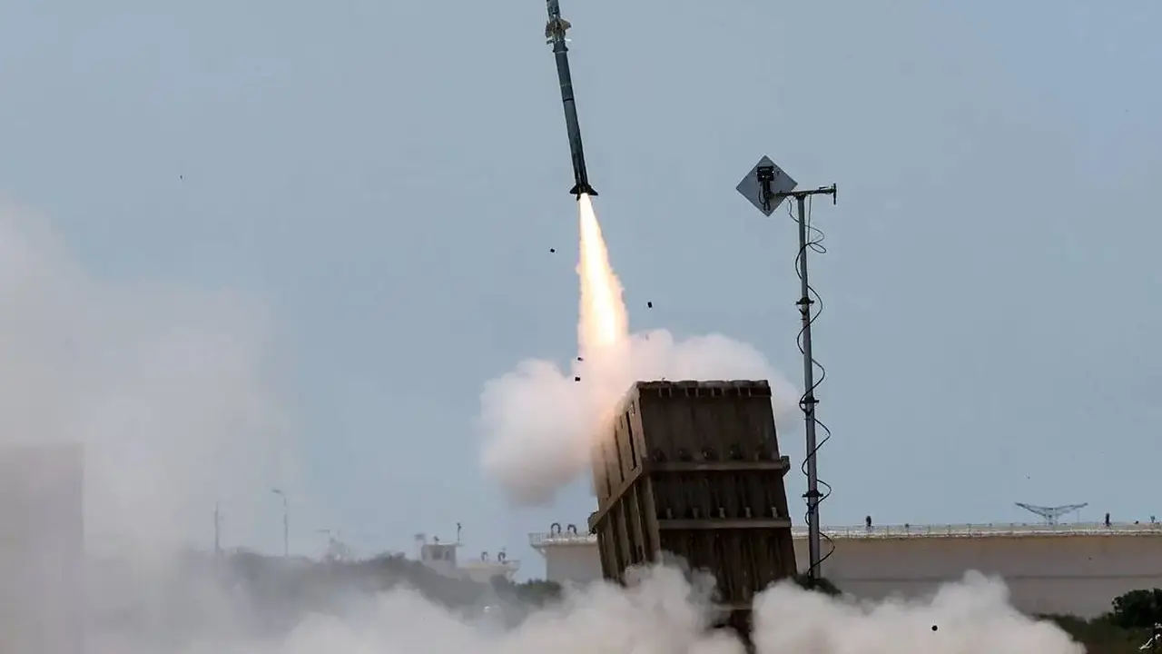 Sistem pertahanan udara Iron Dome Israel meluncurkan rudal untuk mencegat roket yang ditembakkan [Jack Guez/AFP).