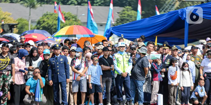 Antusiasme Warga Saksikan Parade HUT ke-77 TNI AU di Lanud Halim Perdanakusuma