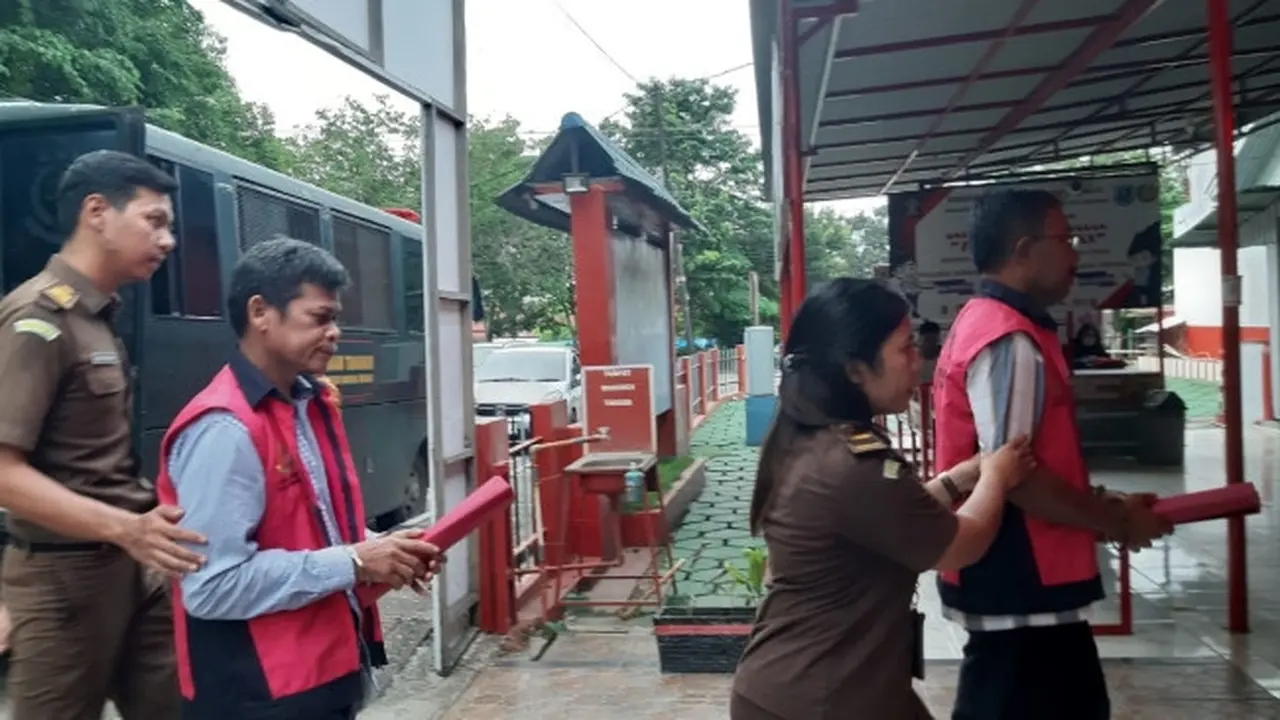 Petugas Kejari Kuansing menggiring dua tersangka korupsi pembangunan hotel ke Lapas untuk ditahan.