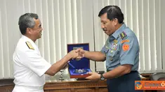 Citizen6, Jakarta: Penyerahan Plakat dari Panglima TNI Laksamana TNI Agus Suhartono kepada Kepala Staf Angkatan Laut (Kasal) Filipina Vice Admiral Alexander P. Pama, AFP.