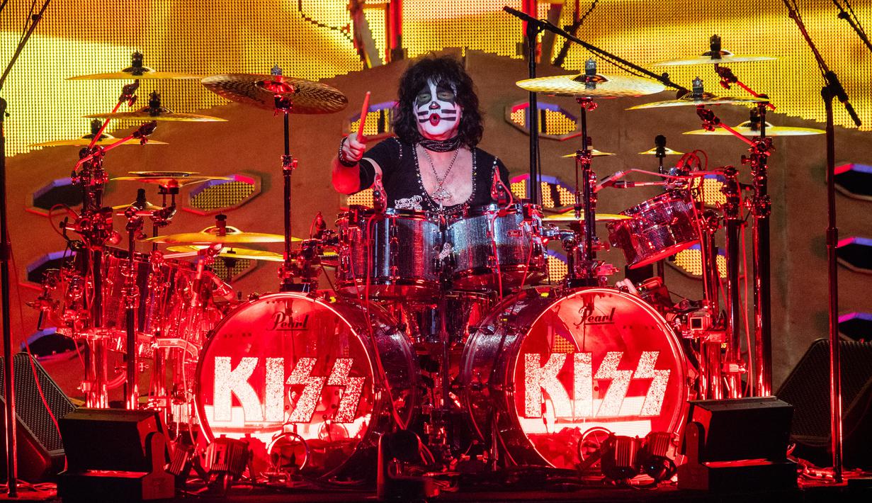 Penampilan drummer band heavy metal KISS, Eric Singer dalam tur dunia bertajuk 'End of the Road' di Riverbend Music Center, Cincinnati, Ohio, Amerika Serikat, Kamis (29/8/2019). KISS menggebrak panggung Riverbend Music Center dalam tur perpisahan band tersebut. (Photo by Amy Harris/Invision/AP)