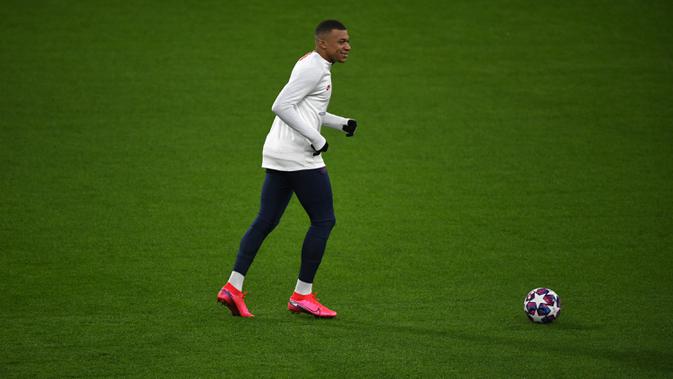 Penyerang PSG, Kylian Mbappe saat mengikuti sesi latihan tim di stadion Signal Iduna Park di Dortmund, Jerman (17/2/2020). PSG akan bertanding melawan Borussia Dortmund pada leg pertama babak 16 Liga Champions. (AFP Photo/Ina Fassbender)