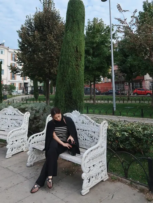 Atau juga bisa sontek gaya musim gugur Nikita Willy di Turki berikut ini. Ia tampil elegan dengan striped top, loose pants, dan blazer serba hitam. [@nikitawillyofficial94]