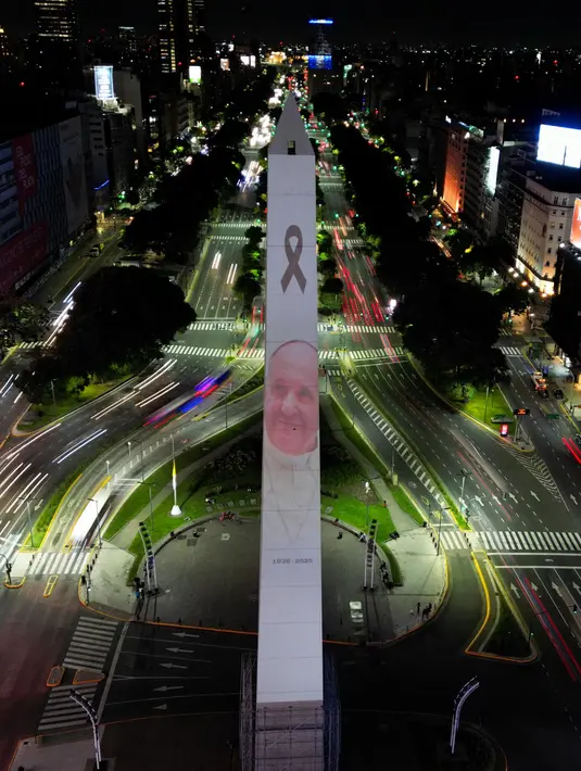 Sejumlah pemimpin dunia dijadwalkan hadir mengikuti prosesi pemakaman Paus Fransiskus. Tampak dalam foto, pemandangan udara obelisk yang dihiasi gambar mendiang Paus Fransiskus di Buenos Aires, Argentina pada 21 April 2025. (Luis ROBAYO/AFP)