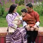 Potret keluarga kerajaan Bhutan, Raja Jigme Khesar dan Ratu Jetsun bersama kedua putranya. (dok. Instagram @queenjetsunpema/https://www.instagram.com/p/CA3C-GNBncE/Putu Elmira)