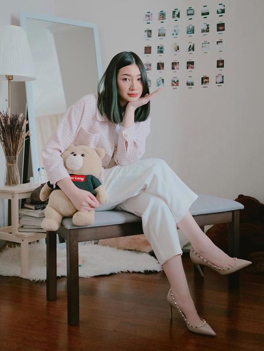 Menggunakan rambut berwarna hijau, penampilan tunangan Billy Davidson ini terlihat elegan. Penampilan wanita yang akrab disapa Patricia ini selalu memesona dengan berbagai warna rambut. (Liputan6.com/IG/@pattdevdex)