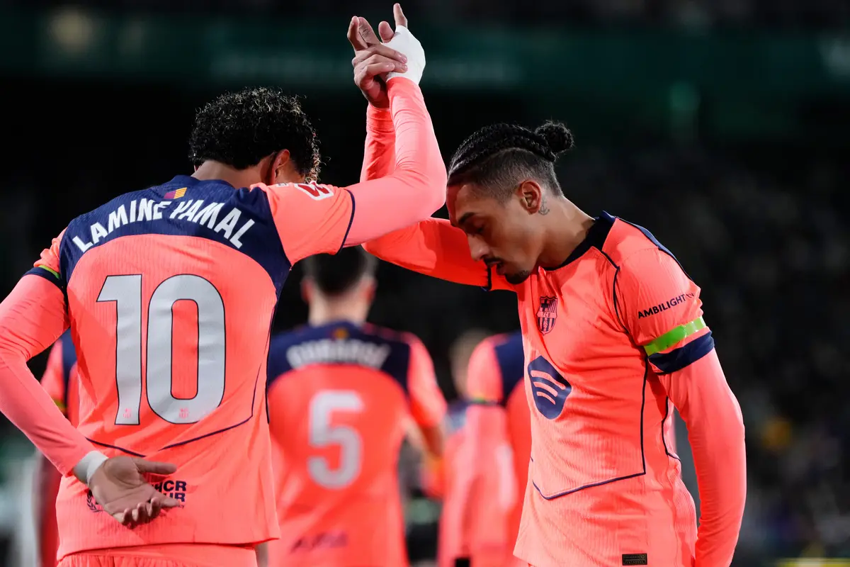 Pemain Barcelona Lamine Yamal merayakan gol bersama rekan setimnya Raphinha
