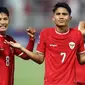 Selebrasi pemain Timnas Indonesia U-23, Marselino Ferdinan (kanan) bersama Witan Sulaeman setelah mencetak gol pertama ke gawang Yordania U-23 lewat eksekusi penalti pada laga ketiga Grup A Piala Asia U-23 2024 di Abdullah bin Khalifa Stadium, Doha, Qatar, Minggu (21/4/2024). (AFP/Karim Jaafar)