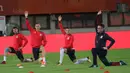 Para pemain Serbia melakukan pemanasan saat latihan di Stadion Ernst Happel, Wina, Kamis (5/10/2017). Serbia akan menghadapi Austria pada laga kualifikasi Piala Dunia 2018. (Bola.com/Reza Khomaini)