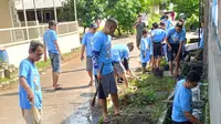 Gotong royong membersihkan selokan. (Minggu, 21/01/2024). (Yandi Deslatama/Liputan6.com).