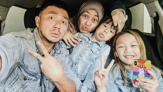 Hamil Anak Ketiga, Ini 6 Potret Keluarga Kecil Dian Ayu dan Ananda Omesh