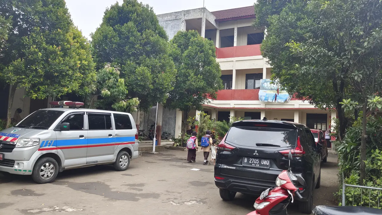 Tampak SDN Pengasinan 1, Kecamatan Sawangan, Kota Depok, usai ditemukan belasan siswa keracunan makanan kadaluarsa.