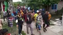 Pada unggahan terbarunya, Dul Jaelani tampak seperti sedang blusukan meninjau sebuah lokasi. Apalagi ditambah banyak warga yang mengikutinya dari belakang. Kekasih Tissa Biani itu semakin terlihat seperti seorang kepala daerah yang sedang berinteraksi langsung dengan warga. (Liputan6.com/IG/@duljaelani)