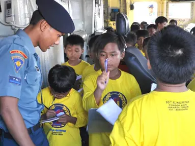 Citizen6, Jakarta: KRI Teluk Manado-537 yang tengah dalam persiapan melaksanakan operasi dalam rangka mendukung pengamanan pulau-pulau terluar wilayah barat RI, menerima murid-murid tersebut. (Pengirim: Kadispen Kolinlamil)