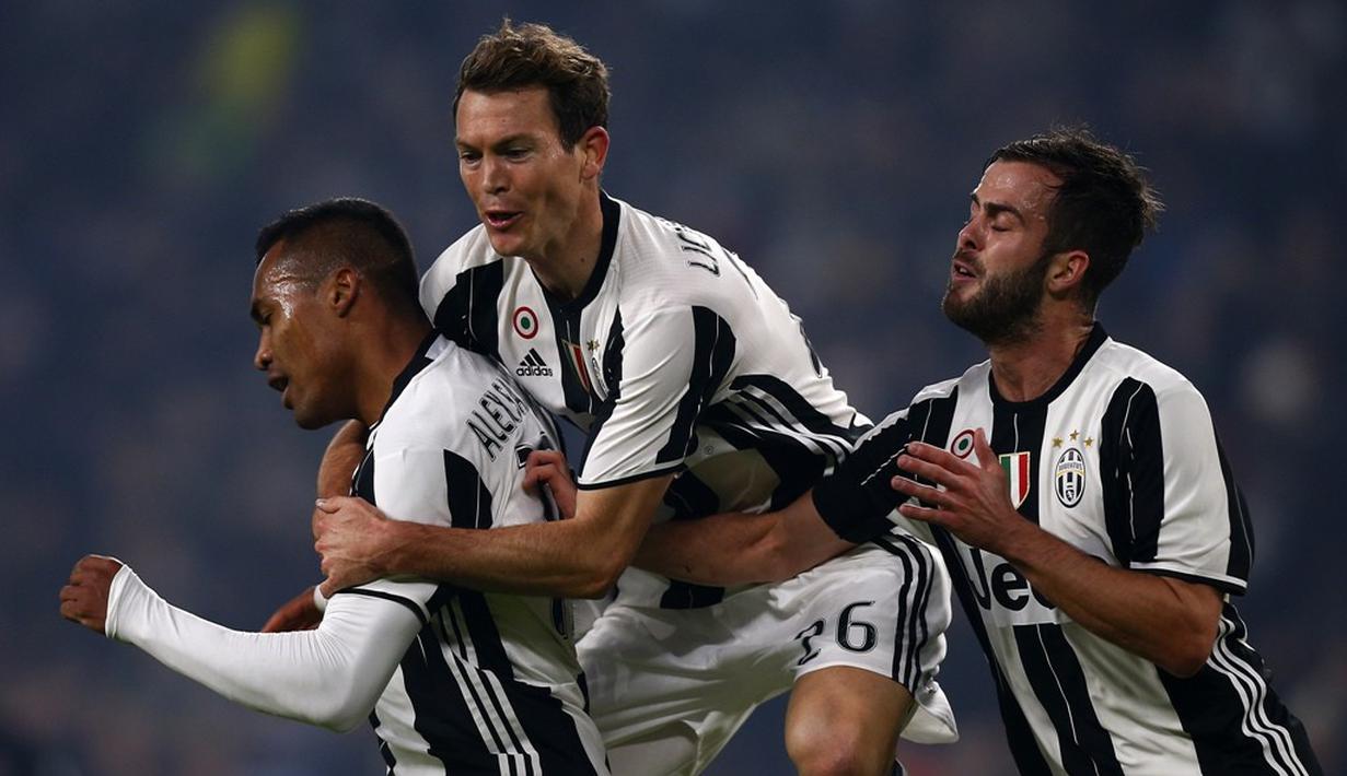 Juventus membuka keunggulan melalui Alex Sandro pada menit ke-15. Aksi individu pemain asal Brasil itu dari sisi kiri dituntaskan tembakan keras yang bersarang di pojok gawang Marco Sportiello. (AFP/Marco Bertorello)
