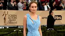 Aktris Brie Larson tampil memesona dengan gaun biru beraksen cut out dan belahan tinggi saat menghadiri ajang Screen Actors Guild Awards 2016 di The Shrine Auditorium, Los Angeles, 30 Januari 2016. (Frazer Harrison/Getty Images/AFP)