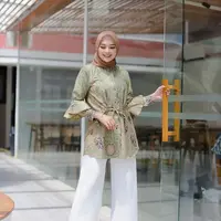 Blouse batik dengan detail tali di bagian depan dan ruffle di bagian lengan juga tak kalah menarik untuk kamu coba sebagai outfit ke kantor. (Instagram/jumputan_inten).