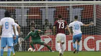 Kiper AC Milan, Gianluigi Donnarumma, berusaha menghalau tendanga penalti bek Rijeka, Josip Elez, pada laga Liga Europa di Stadion San Siro, Milan, Kamis (28/9/2017). AC Milan menang 3-2 atas  Rijeka. (AP/Luca Bruno)