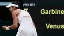 Petenis Spanyol, Garbine Muguruza bereaksi setelah mencetak poin pada final Wimbledon 2017 di London, Sabtu (15/7). Muguruza berhasil menjuarai Wimbledon 2017 setelah meraih kemenangan atas petenis AS Venus Williams. (AP Photo/Kirsty Wigglesworth)