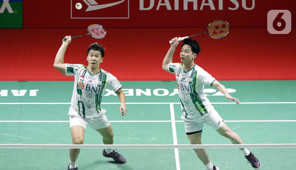 Pebulu tangkis ganda putra Indonesia, Marcus Fernaldi Gideon/Kevin Sanjaya Sukamulio saat bertanding melawan Liang Wei Keng/ Wang Chang (China) pada babak Semifinal Indonesia Masters 2022 di Istora Senayan, Jakarta, Sabtu (11/6/2022). Kevin/Marcus takluk dan gagal melaju ke final Indonesia Masters 2022. (Liputan6.com/Helmi Fithriansyah)