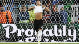 Pemain Jerman, Mesut Ozil tampak kecewa usai gagal mencetak gol lewat penalti ke gawang Italia  pada laga perempat final Piala Eropa 2016 di Stadion Matmut Atlantique, Bordeaux, Minggu (3/7/2016) dini hari WIB. (REUTERS/Kai Pfaffenbach)