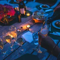 Ilustrasi pesta. Sumber foto: unsplash.com/Dave Lastovskiy.