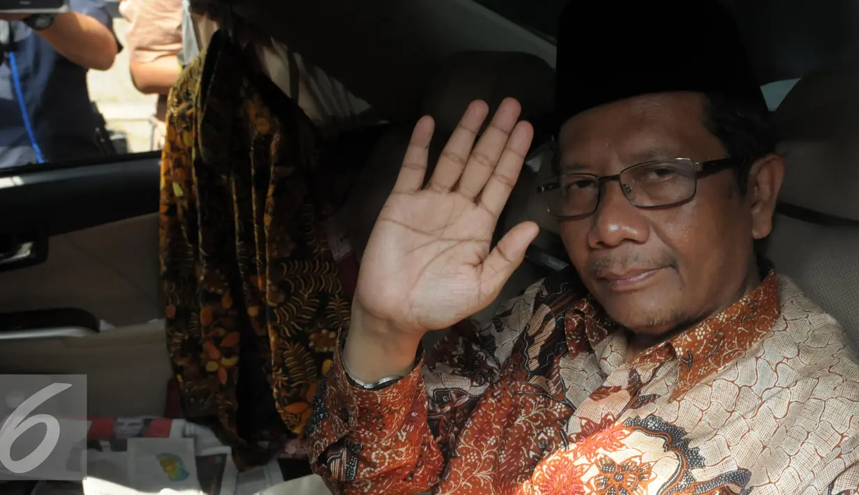 Koordinator Presidium KAHMI, Mahfud MD usai menjadi khatib Jumat di Gedung KPK, Jakarta, Jumat (13/5/2016). Mahfud membantah kedatangannya terkait perkara yang sedang terjadi antara HMI dengan Saut Situmorang. (Liputan6.com/Helmi Afandi)