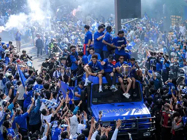 Tim dan ofisial Persib Bandung menyapa warga saat konvoi juara BRI Super League 2025/2026 di Bandung, Jawa Barat, Minggu (24/5/2026). (Bola.com/Bagaskara Lazuardi)