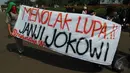 Sebuah spanduk menolak Jokowi dibentangkan saat aksi hari Kebangkitan Nasional di depan Istana Presiden, Jakarta, Rabu (20/5/2015). Ribuan mahasiswa menuntut agar Jokowi - JK segera turun. (Liputan6.com/Johan Tallo)