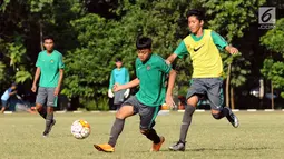 Pemain Timnas Indonesia U-16 berebut bola saat melakukan latihan di Lapangan Atang Sutresna, Cijantung, Jakarta, Senin (3/7). Latihan ini merupakan persiapan jelang berlaga di Piala AFF U-16 Thailand, 9-22 Juli mendatang. (Liputan6.com/Helmi Fithriansyah)