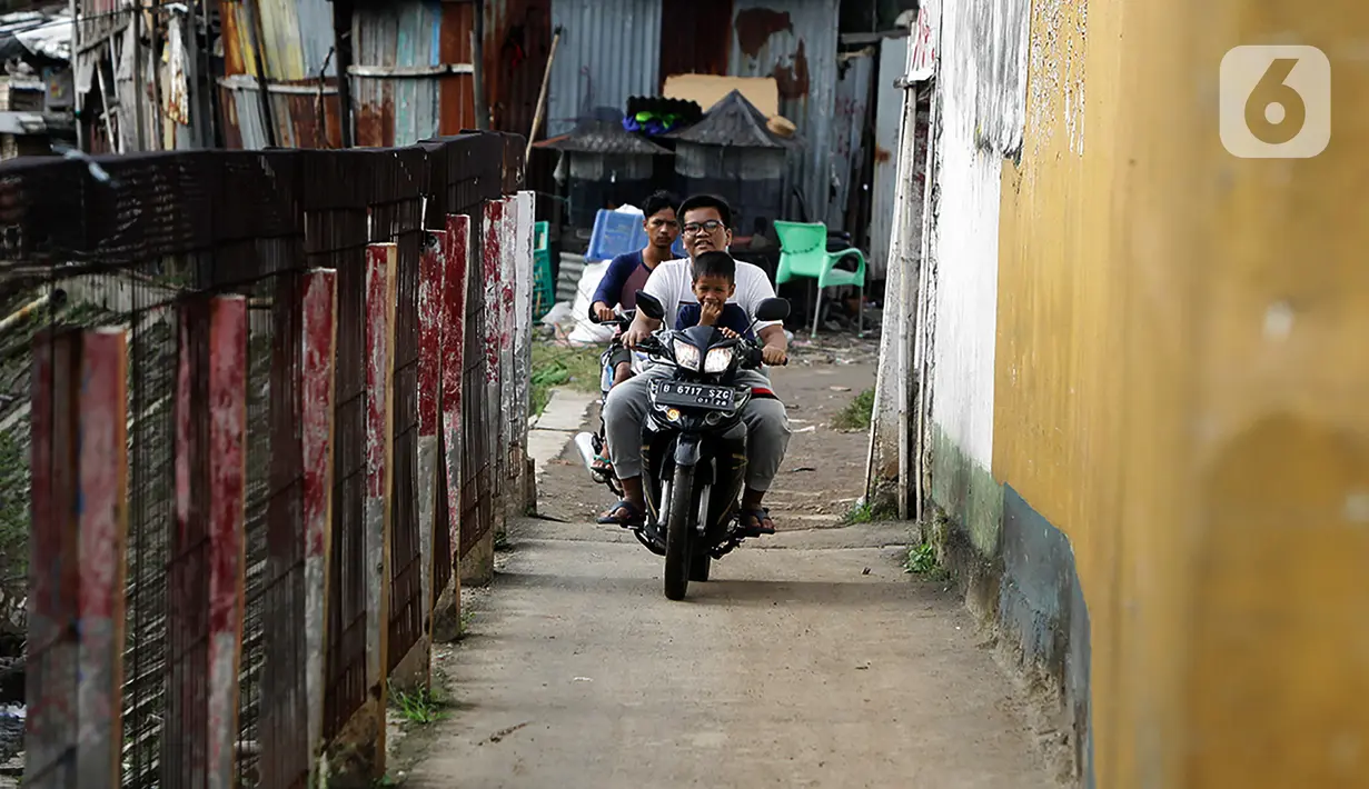 Pengendara sepeda motor melintasi jalur alternatif di belakang Kompleks Patra Jasa, Jakarta Selatan, Rabu (1/3/2023). Jalur alternatif seperti gang, jalan kecil, maupun jalan tembusan menjadi pilihan bagi pengendara sepeda motor untuk menghindari kemacetan di jalan-jalan protokol Ibu Kota. (Liputan6.com/Johan Tallo)
