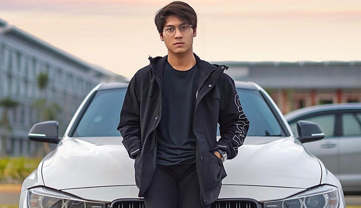 Ini adalah potret Rizky Billar sebelum menikah dengan Lesti Kejora. Awali karier menjadi model dan pernah jatuh bangun untuk berkarier di dunia entertain, Rizky Billar pernah ungkap jika ia akhirnya bisa membeli mobil pertamanya setelah mendapatkan tawaran jadi bintang iklan dan ada project web series. (Liputan6.com/IG/@rizkybillar)